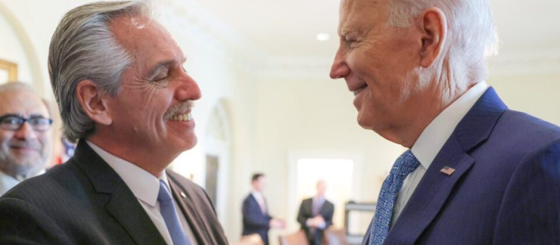Alberto-Fernandez-y-Biden-e1680175212993-960x736