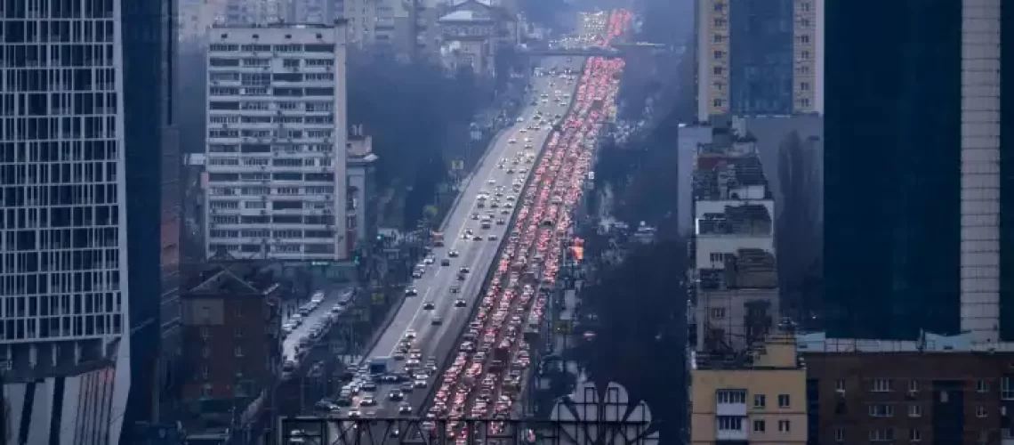 20220224-el-transito-de-ucrania-colapsado-con-civiles-que-escapan-luego-del-anuncio-de-vladimir-putin-1317353