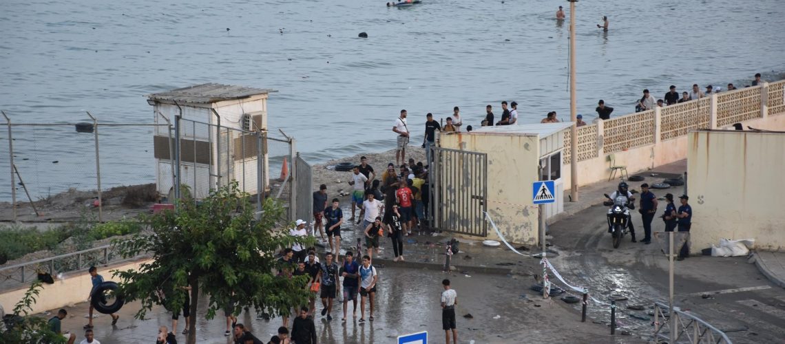 Última hora de la crisis migratoria de Ceuta y el cruce masivo de la frontera, en directo: miles de jóvenes deambulan por la ciudad y ya son 34 las personas muertas en el mar