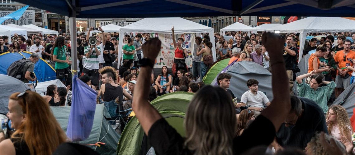 Acampada en Sol y última hora sobre el decreto Maricarmen, en directo | Vox culpa al Gobierno y a los migrantes del “apocalipsis de la vivienda”
