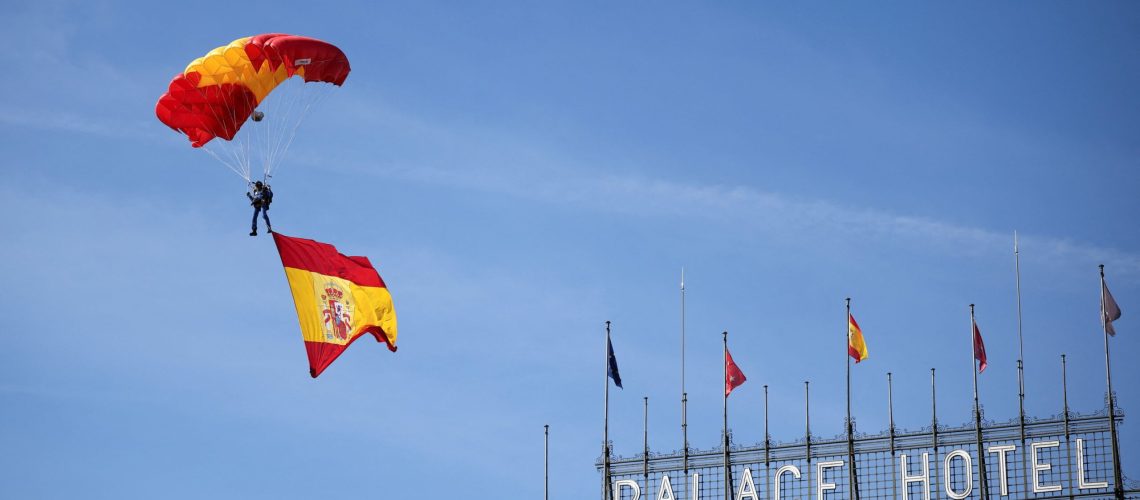 Fiesta Nacional por el 12 de octubre, en directo | La policía contiene enfrentamientos en la Puerta del Sol: asistentes al desfile provocan a los acampados