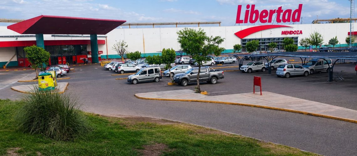 Cerró un histórico hipermercado y despidió a todos sus empleados