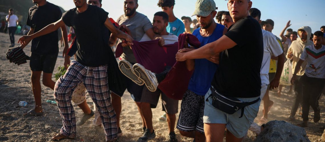 Última hora de la crisis migratoria de Ceuta y el cruce masivo de la frontera, en directo: la Audiencia Nacional pide un informe policial para saber si responde a una “acción dirigida” por algún “grupo criminal”