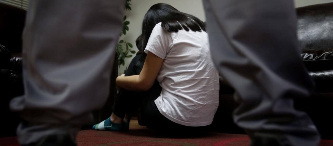 La red criminal de la “ayuda económica” que engañaba a escolares en Perú para explotarlas sexualmente