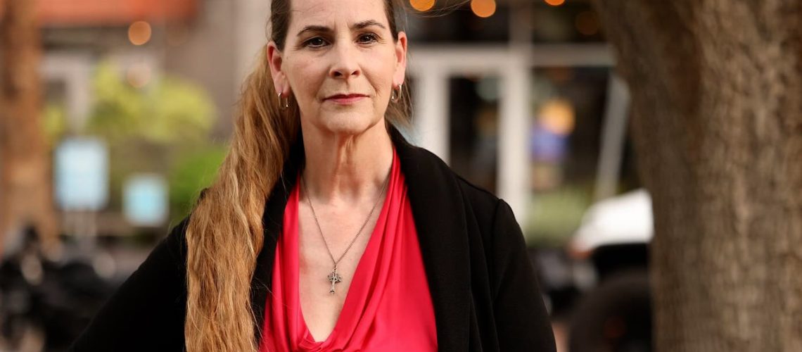 La candidata al Congreso de Arizona, Bernadette Greene-Placentia, denunció que dos hombres la violaron mientras reparaba sus carteles de campaña