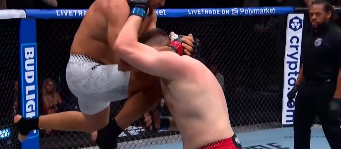 Dramática imagen en UFC: una figura dejó inconsciente a su rival con un brutal rodillazo en la cabeza
