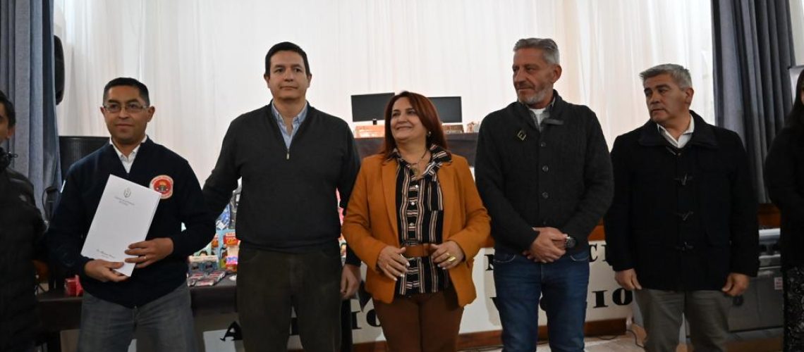 El Gobernador y el Presidente de Lotería entregando bienes de acción social
