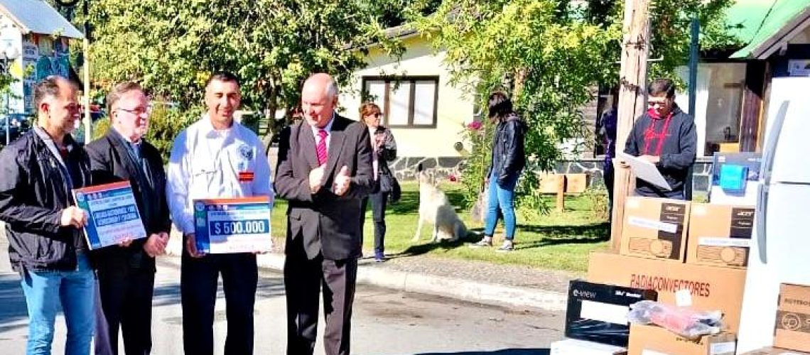 El intendente de Lago Puelo recibiendo los bienes de Lotería del Chubut