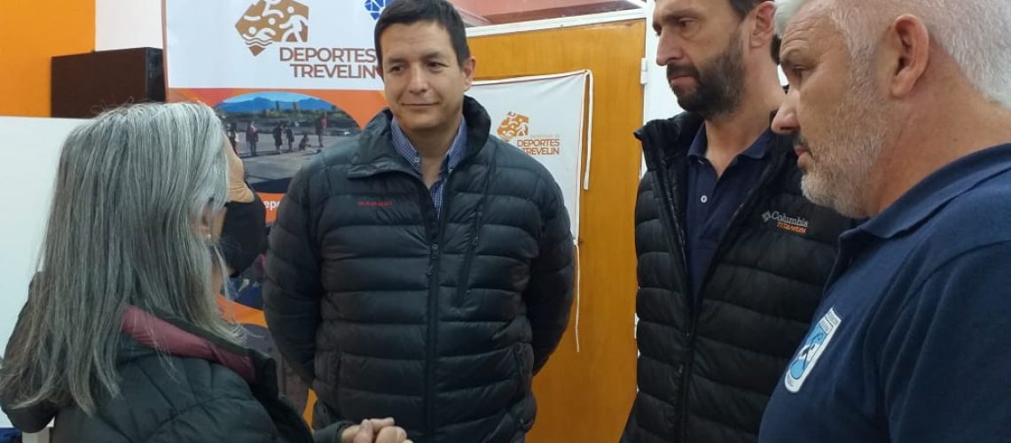 El presidente de Lotería dialogando con vecinos de Trevelin