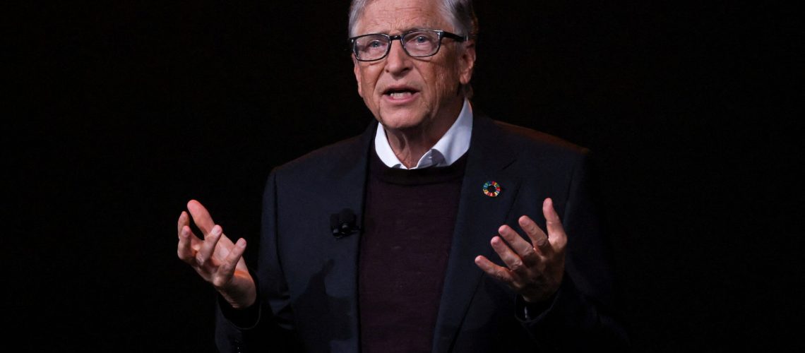 Bill Gates propone reservar ya los empleos en educación y salud mental solo para humanos