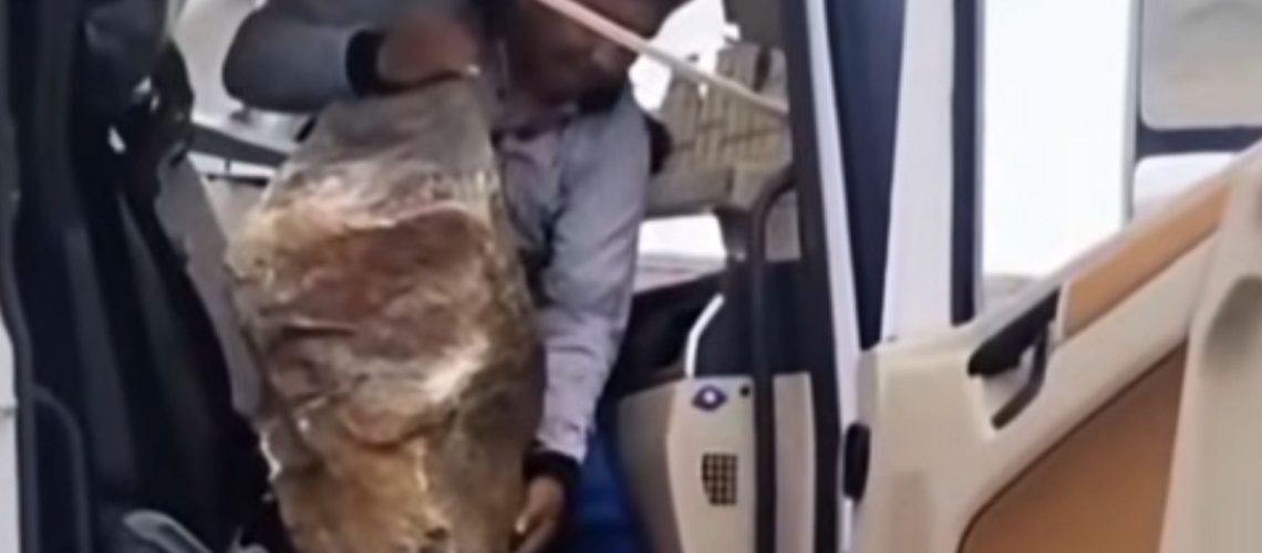 Conductor sobrevive al impacto de una roca que destruyó la cabina de su camión en Arequipa