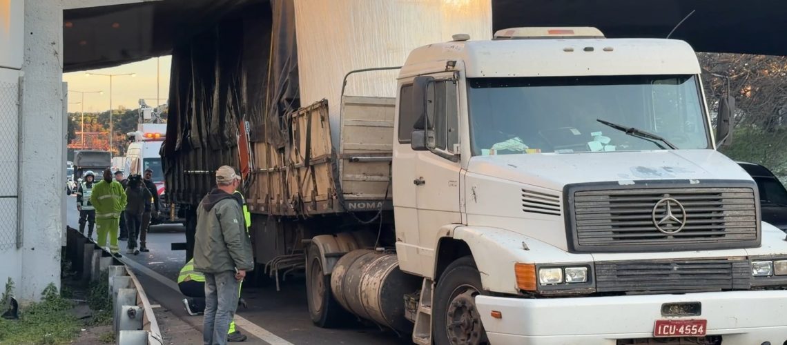 Un camión brasileño chocó y quedó atascado bajo un puente en la avenida General Paz