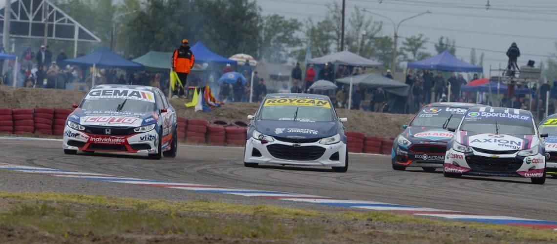 La maniobra “para la historia” de Canapino que da la vuelta al mundo: iba cuarto, pasó a tres autos y ganó la carrera en la última vuelta
