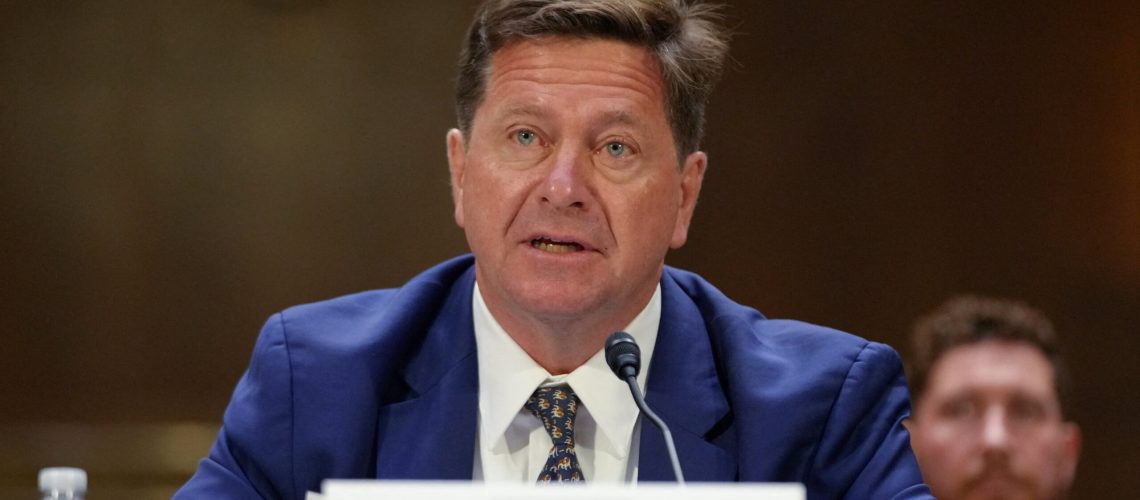 El Senado confirma a Jay Clayton como nuevo director de inteligencia nacional de Estados Unidos