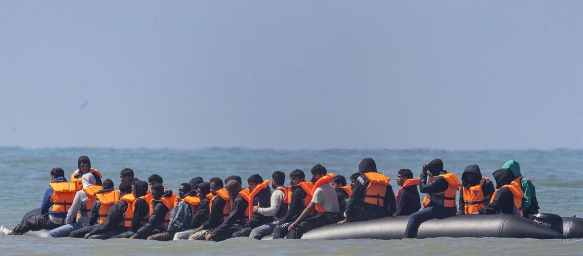 Rescatan a más de 150 migrantes en aguas del Canal de la Mancha tras incendiarse una embarcación