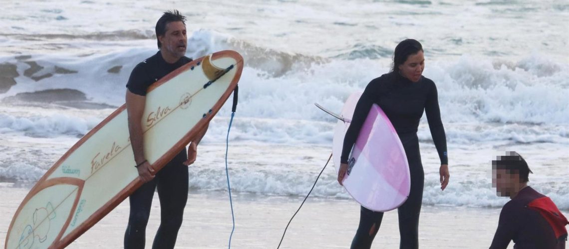 Hugo Silva y Marta Guerras, amor y pasión por el surf en familia en las playas de Cádiz
