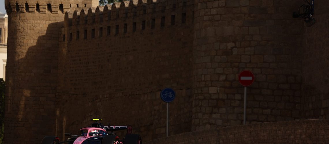 Franco Colapinto corre en el circuito callejero de Bakú del Gran Premio de Azerbaiyán de Fórmula 1: se mantiene 9°