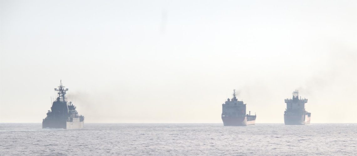 Un patrullero español vigila a un buque ruso que navegaba por el estrecho de Gibraltar