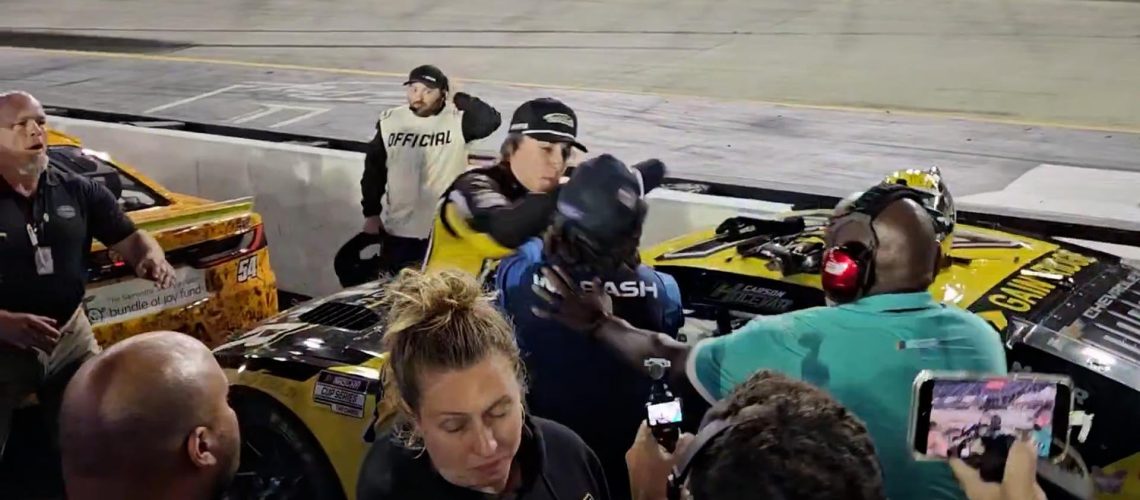 La salvaje pelea entre dos pilotos de la NASCAR tras un incidente en una carrera: “Se me vino encima”
