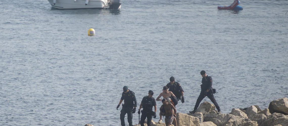 Las barreras de contención instaladas por el Gobierno en Ceuta ya están "plenamente" operativas