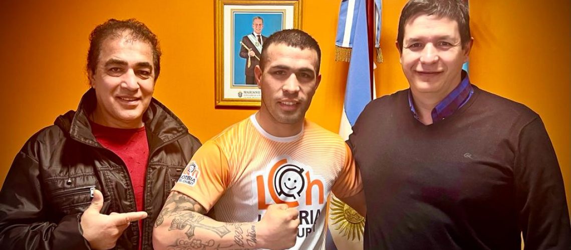 Wilson Sanchez junto a su padre y entrenador y el presidente de Lotería del Chubut