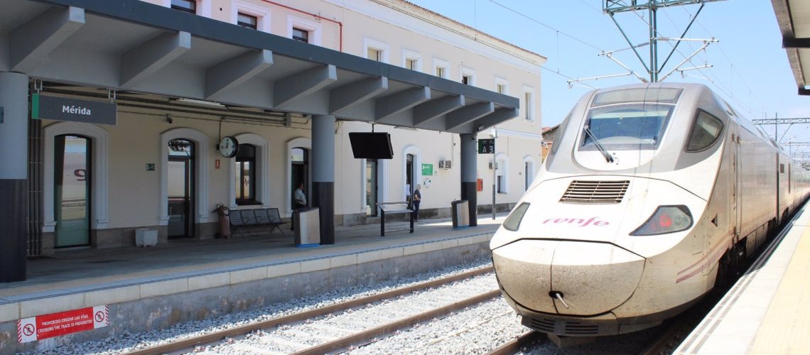 Cortada la línea Madrid-Extremadura después de que un tren arrollara a una persona en Talavera: se investiga el accidente