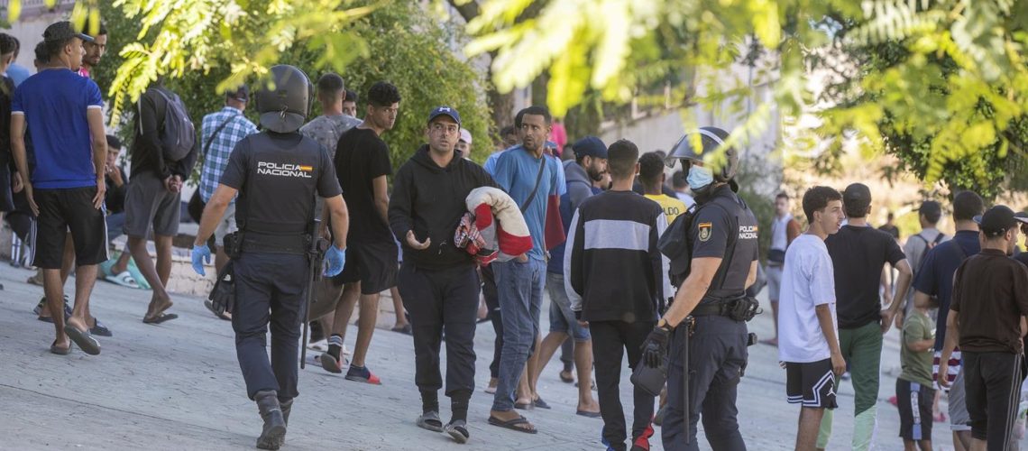 El aviso de la Policía Nacional que desmonta la versión de Marlaska: alertó un día antes del “riesgo extremo” de entradas a nado a Ceuta desde Marruecos
