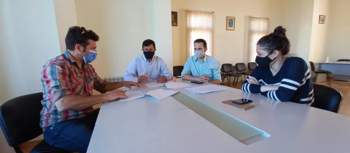 firma-convenio-portadas-parque-los-alercesjpg