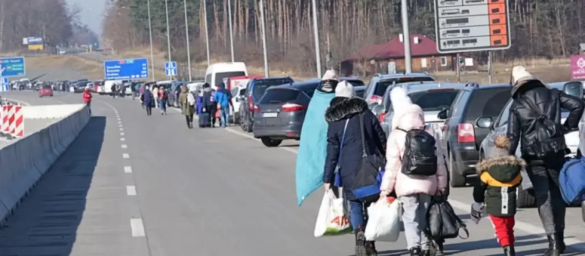 la-frontera-polaca-recibe-a-miles-de-ucranianos-que-huyen-de-la-invasion-rusa-a-su-pais-1318576