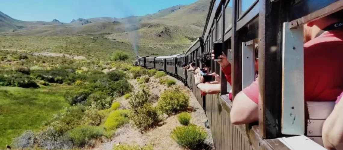 la-trochita-turistas-esqueljpg