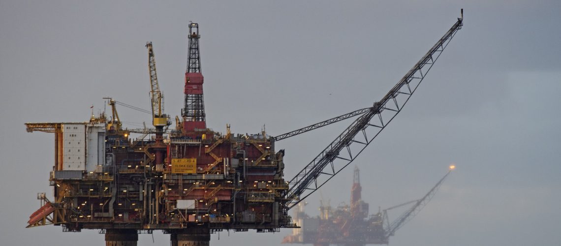 View of the Equinor operated Statfjord A (L, Alpha) and C (Charlie) Platforms in the North Sea Statfjord oil field.
Blick auf die von Equinor betriebenen, Statfjord A (l, Alpha) und C (Charlie) Ölplattformen in der Nordsee im Statfjord Ölfeld.