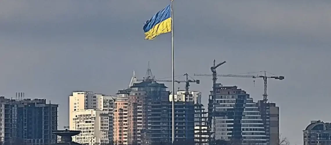 una-imagen-de-kiev-con-la-bandera-ucraniana-flameando-en-la-lucha-por-resistir-el-avance-de-las-fuerzas-rusas-1318878